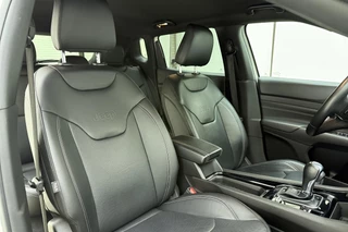 Jeep Compass 4xe 240pk Plug-in Hybrid Automaat S | Lederen bekleding | Navigatie | Trekhaak | Achteruitrijcamera | Electrische achterklep | Keyless | Stoel- en stuurverwarming | 19" Lichtmetalen velgen / 16