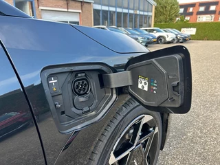 Kia EV4 Hatchback GT-PlusLine 81.4 kWh | Schuif/kanteldak | Lederen bekleding | 360 Graden camera | Head up display | Elektrische achterklep | Elektrische stoel verstelling met geheugen | Stoel verwarming + ventilatie voor | Dodehoek camera | Draadloze oplader / 40