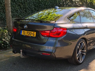 BMW 3-serie Gran Turismo GT M Sport OPTIES Panorama CarPlay Adaptieve Cruise Elek. Trekhaak Camera 2e Eigenaar 320i High Executive / 13
