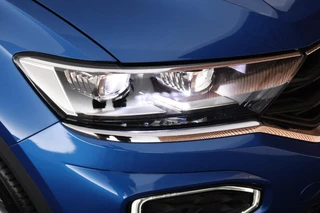 Volkswagen T-Roc 1.5 TSI 150pk DSG Sport Trekhaak Stoelverwarming Camera Keyless Navigatie / 37