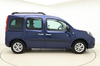 Renault Kangoo Family Rolstoelbus | Invalide vervoer | Rolstoelsauto handgeschakeld | Rolstoellift | Airco | Verlaagde vloer achterin | Oprijplaat of elektrische rolstoellift | 3-punts rolstoelgordelsysteem | Elektrische spanbanden | Extra lange veiligheidsgordels | Antislip-oprijplaat | Rolstoelplaats achter bestuurder/passagier | Versterkte vloerconstructie / 10