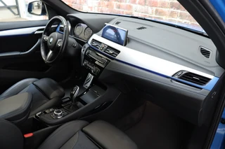 BMW X1 sDrive18i High Executive M Sport Pakket Automaat  / Navigatiesysteem Professional / Panoramadak / 18 Inch / LED / Stoelverwarming / Achteruitrijcamera / Extra Getint Glas / Harman Kardon / Shadow Line / Parkeersensoren voor+achter / 16