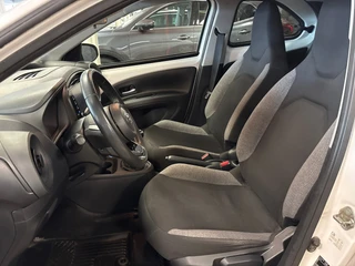 Toyota Aygo X 1.0 VVT-i MT first / apple /stoelverw /cruisec /camera/pdc/clima/boeken / 11