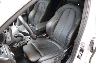 BMW X2 xDrive20i High Executive M Sport Pakket Automaat  / Navigatiesysteem Plus / Leder / Panoramadak / Achteruitrijcamera / Stoelverwarming / Climate Control / Hifi / Shadow Line / Parkeersensoren voor+achter / Extra Getint Glas / 19 Inch / 15