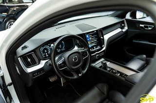Volvo XC60 2.0 T8 Twin Engine AWD R-Design | Pano | Trekhaak zwenkbaar | Navi | Cam / 6