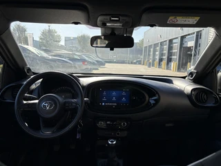 Toyota Aygo X 1.0 VVT-i MT Limited NL-AUTO 1E EIGENAAR CLIMA AD-CRUISE JBL-AUDIO APPLE/ANDROID CAMERA LM-VELGEN LED BI-TONE DRAADLOOS-LADEN / 25
