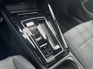Volkswagen Golf 1.5 eHybrid GTE / 5JR Garantie / Pano / Trekhaak / Matrix / Keyless / 360 / HUD / Travel / 30
