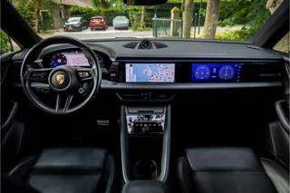 Porsche Macan 4 100 kWh  Pano Luchtvering Sport Chrono Matrix Passenger Display / 9