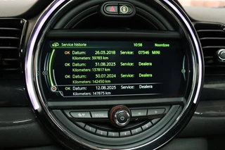 MINI Clubman Cooper Serious Business / Navigatiesysteem Professional / Panoramadak / Harman Kardon / Climate Control / 17 Inch / LED-koplampen / Parkeersensoren / Cruise Control / Lichtpakket / 25