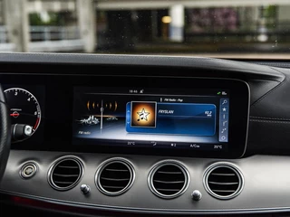 Mercedes-Benz E-klasse 220 d AMG Line Night Edition Panoramadak Widescreen Sfeerverlichting Apple CarPlay Android Auto Camera Stoelverwarming LED / 24