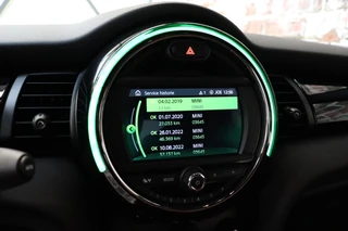 MINI Cooper S Cabrio Chili Automaat  / Navigatiesysteem / Leder / Climate Control / Harman Kardon / Parkeersensoren / LED / Sportstoelen / Windscherm / Cruise Control / 17 Inch / Lichtpakket / Bluetooth / 28