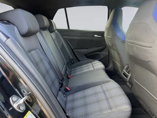 Volkswagen Golf 1.5 eHybrid GTE 272pk / 5JR Garantie / Pano / Trekhaak / DCC / Keyless / Matrix / 360 / HUD / 14