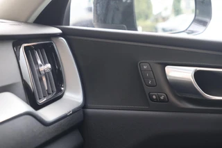Volvo XC60 T6 Recharge AWD Plus Dark | Stoelverwarming | Trekhaak |  Parkeercamera | Panoramadak  | Longe Range | Pilot Assist | BLIS | Leder | Glossy Black | Keyless / 45