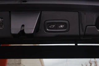 Volvo XC60 T8 Recharge AWD Momentum | Leder | Panoramadak | Parkeercamera | Keyless / 19