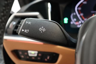 BMW 3 Serie Touring 320i High Executive M Sport Pakket Automaat  / Live Cockpit Professional / Leder / Achteruitrijcamera / DAB / Stoelverwarming / Hifi / Ambiance Verlichting / 18 Inch / LED / Chrome Line / Parkeersensoren voor+achter / Climate Control / 29