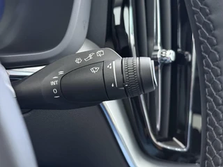 Volvo XC60 Plug-In Hybrid AWD T6 Plus Dark Recharge ADAPT. CRUISE CONTROL | STUUR & STOEL VERWARMING | PANORAMA DAK | 360 GRADEN CAMERA | ELEK. STOELEN MET GEHEUGEN | HARMAN/KARDON AUDIO / 32