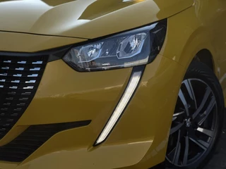 Peugeot 208 1.2 PureTech 100pk Allure | Automaat | Parkeercamera/-sensoren | Navigatie | Cruise Control | Climate Control | Full LED | Apple Carplay/Android Auto | DAB | Lichtmetalen velgen | / 7