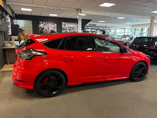 Ford Focus 1.5 Red Edition / navi / cruisecontrol / nieuwe motor / super nette staat / 6