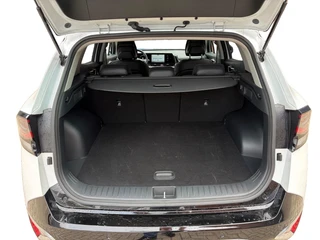 Kia Sportage 1.6 T-GDi Plug-in Hybrid AWD DynamicLine Luxury | Apple Carplay / Android Auto | Navigatiesysteem | Stoel + Stuurverwarming | Elektrisch Verstelbare Bestuurdersstoel | Licht + Regensensor | Parkeersensoren Voor + Achter | Camera Achter | Cruise Control Adaptief | Rijstrooksensor + Correctie | 19"Lichtmetalen Velgen / 10