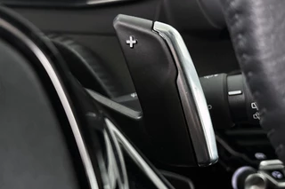 Peugeot 208 1.2 Hybrid 110 e-DCS6 Allure Apple CarPlay Climate Control Parkeersensoren / 34