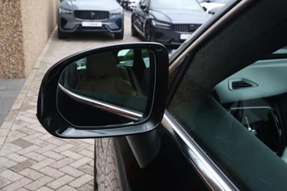 Volvo XC60 T8 Recharge AWD Momentum | Leder | Panoramadak | Parkeercamera | Keyless / 22