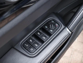 Porsche Cayenne Coupé 3.0 E-Hybrid Pano Achterasbesturing Krijtgrijs Luchtvering Softclose Stoelkoeling SOH 88,7% / 29