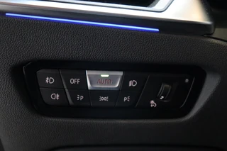 BMW 3 Serie Sedan 320i High Executive M Sport Pakket Automaat  / Live Cockpit Professional / Schuif-/kanteldak / Achteruitrijcamera / Stoelverwarming / DAB / Shadow Line / Apple CarPlay / LED / 19 Inch / Extra Getint Glas / 35