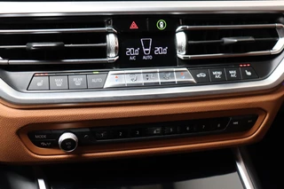 BMW 3 Serie Sedan 318i High Executive Luxury Line Automaat  / Live Cockpit Professional / Trekhaak / Stoelverwarming voor+achter / Achteruitrijcamera / Harman Kardon / Stuurverwarming / LED / Ambiance Verlichting / DAB / Sportstoelen / 26