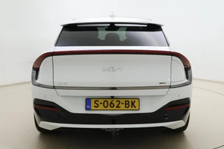 Kia EV6 GT-Line 77.4 kWh SOH: 100%! | Glazen schuifdak | Trekhaak | Stoel & Stuurverwarming | Electrische achterklep | Keyless | Rondomzicht camera / 13