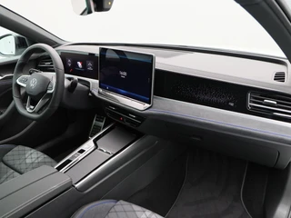 Volkswagen Passat Variant 1.5 eHybrid 272 Pk R-Line | Black Style | Stoel/Stuurverwarming | Panoramadak | 360 Camera | Head Up | Memory | Trekhaak | 19 Inch | 155 Km !! / 44