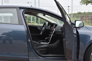 Volvo V40 1.5 T2 Polar  | NL-Auto | Historie | Standkachel | Stoelverwarming | Nav | Sfeerverl. | Full LED | Zeer netjes / 35