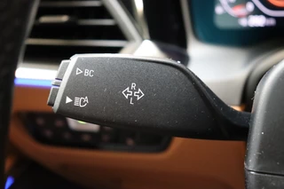 BMW 3 Serie Sedan 318i High Executive Luxury Line Automaat  / Live Cockpit Professional / Trekhaak / Stoelverwarming voor+achter / Achteruitrijcamera / Harman Kardon / Stuurverwarming / LED / Ambiance Verlichting / DAB / Sportstoelen / 35