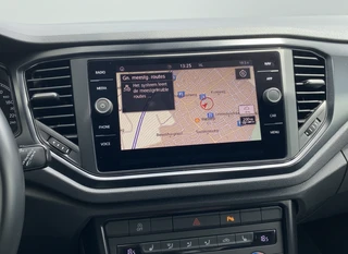 Volkswagen T-Roc 1.0 TSI Style 116 pk  | adaptieve cruise control | navigatie | parkeersensoren | all season banden | climate control / 23