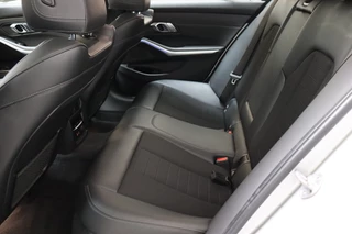BMW 3 Serie Sedan 320i Executive Sport Line Automaat  / Live Cockpit Professional / M Sportstuurwiel / Shadow Line / 19 Inch / Climate Control / Sportstoelen / Bluetooth / Neerklapbare Achterbank / LED / Parkeersensoren voor+achter / 15