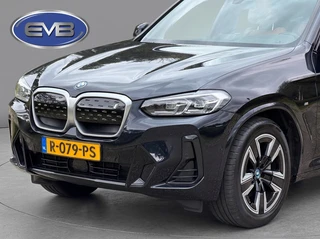 BMW IX3 M SPORT pakket 80 kWh, panoramadak, SOH 98,2 %,vol opties, 1 e eigenaar,conjac sport leder, Origineel NL auto met nap / 17