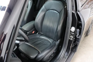 MINI Clubman Cooper S Chili Serious Business Automaat / Navigatiesysteem Professional / Panoramadak / Trekhaak / Leder / 19 Inch / Driving Assistant / Lichtpakket / Achteruitrijcamera / Climate Control / Harman Kardon / Stoelverwarming / 16
