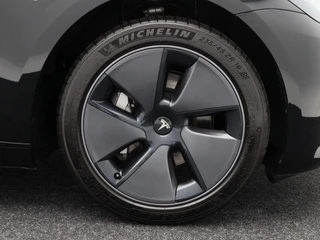 Tesla Model 3 Standard RWD Plus 60 kWh 238 Pk | Stoelverwarming | Panoramadak | Camera | Adaptive Cruise | 18 Inch | 41.788 Km !! / 12