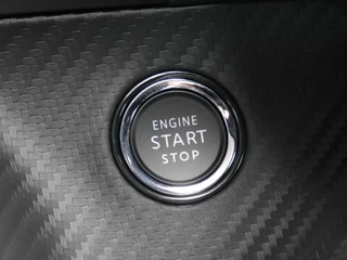 Peugeot e-2008 EV Allure Avantage 54 kWh | Camera rondom | Adaptieve cruise control | Navigatie | Draadloze telefoonoplader | Lichtmetalen velgen | Nieuwe auto | 406KM Actieradius WLTP / 19