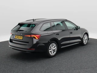 Skoda Octavia Combi 1.5 TSi 150 Pk First Edition | Stoelverwarming | Camera | Cruise Control | Navigatie | CarPlay | Matrix LED | 17 Inch | 60.639 Km !! / 2