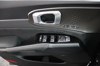 Kia Sorento 1.6 T-GDi Plug-in Hybrid 4WD ExecutiveLine 7p Nieuw en Direct leverbaar! - - Stoel/Stuurverwarming - 1700kg trekgewicht - Apple Carplay - Android Auto - Panorama Dak - - Fabrieksgarantie tot 2033 / 19