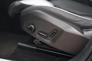Volvo XC60 T6 Recharge AWD Plus Dark | Longe Range | Stoelverwarming | Parkeercamera | Panoramadak | Pilot Assist  | Leder | Keyless / 30