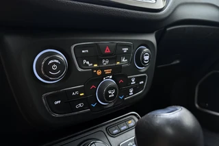 Jeep Compass 4xe 240 Plug-in Hybrid Electric S Automaat | Lederen bekleding | Trekhaak | Camera | Keyless | Lichtmetalen velgen black | Climate control / 27