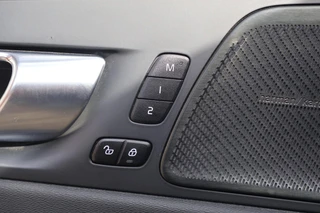 Volvo XC60 T6 Recharge AWD R-Design | Stoelverwarming & Koeling | 360° Camera | Panoramadak | Long Range | H/K | Keyless / 30