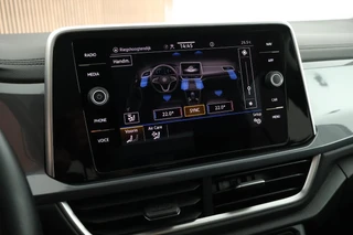 Volkswagen T-Roc 1.5 TSI 150pk DSG Style Trekhaak Camera Stoelverwarming Massage Virtual Cockpit Navigatie / 33