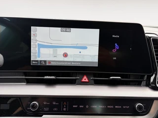 Kia Sportage 1.6 T-GDi Plug-in Hybrid AWD DynamicLine Luxury | Apple Carplay / Android Auto | Navigatiesysteem | Stoel + Stuurverwarming | Elektrisch Verstelbare Bestuurdersstoel | Licht + Regensensor | Parkeersensoren Voor + Achter | Camera Achter | Cruise Control Adaptief | Rijstrooksensor + Correctie | 19"Lichtmetalen Velgen / 20
