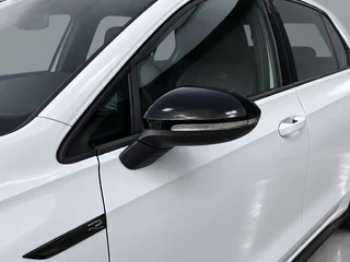 Volkswagen Golf 1.5 eTSI R-Line 150 pk Business  | 1e eigenaar | navigatie | IQ light | camera | sfeerverlichting | stoel-stuurverw. / 12
