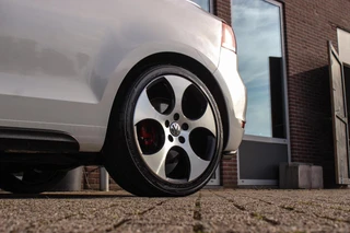 Volkswagen Golf Cabrio 2.0 TSI GTI | 2e eigenaar | DSG | Xenon | Stoelverwarming | Climatronic | Cruise control | Navigatie | Bluetooth | PDC | 18 inch Detroit | Origineel / 36
