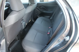 Toyota Yaris 1.5 HYB. ACTIVE Automaat / Camera / Cruise control / Dab radio / Apple carp. / 19