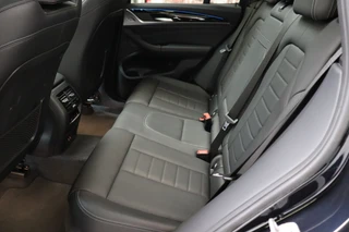 BMW iX3 High Executive 80 kWh Automaat  / Driving Assistant Professional / SOH 97% / Live Cockpit Professional / Trekhaak / Panoramadak / Adaptief Onderstel / Leder / Harman Kardon / Shadow Line / Head-Up Display / Adaptieve LED-koplampen / DAB / 20 Inch / 17