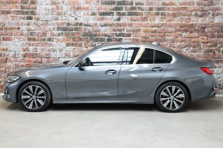 BMW 3 Serie Sedan 318i High Executive Luxury Line Automaat  / Live Cockpit Professional / Trekhaak / Stoelverwarming voor+achter / Achteruitrijcamera / Harman Kardon / Stuurverwarming / LED / Ambiance Verlichting / DAB / Sportstoelen / 4